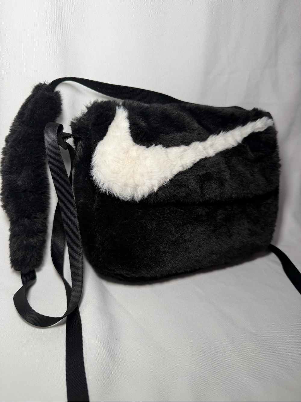 Nike Sportswear Futura 365 Faux Fur Crossbody
Bag (1L). - Picture 2 of 8